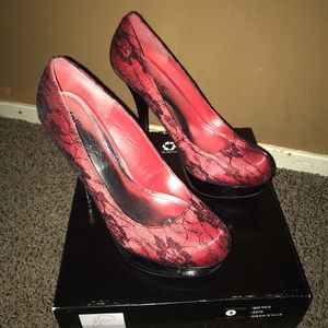 RED WITH BLACK LACE DOLLHOUSE HEELS SIZE NINE.